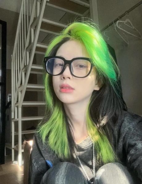杨幂绿色挑染公主切，杨幂绿色挑染公主切，这种发型值得尝试